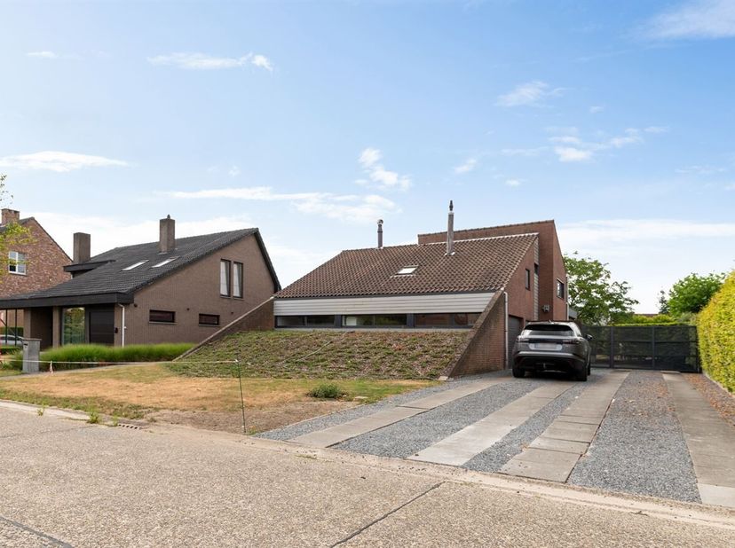 Instapklare gezinswoning met 3 slaapkamers en verwarmde zwemvijver<br />
Deze instapklare gezinswoning met 3 slaapkamers is gelegen in een residentiël