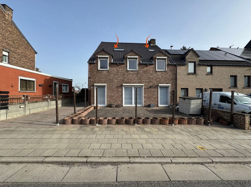 2ème et dernier étage (sans ascenseur)<br />
<br />
(Studio n°1 - ± 30 m²) loué 400€/mois depuis 2006<br />
- Séjour incluant coin cuisine (taque, évi