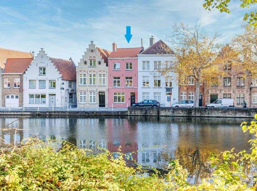 BRUGES - Maison de maître LUXUEUSEMENT RÉNOVÉE avec JARDIN, dans un EMPLACEMENT RECHERCHÉ avec vue sur les canaux de Bruges. La maison de 3 chambres s