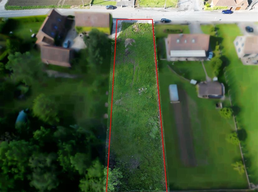 Très beau terrain de 10 ares 57 centiares situé en zone dhabitat à caractère rural à lentrée du village de Vezon, à moins de 3 minutes des accès autor