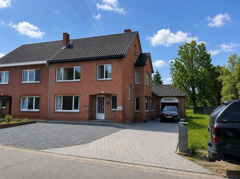 Op een prachtige en rustige ligging, tegen een bosgebied (Bentstraat 40) vinden we deze halfopen bebouwing op een perceel van 10 are 4ca.<br />
<br />