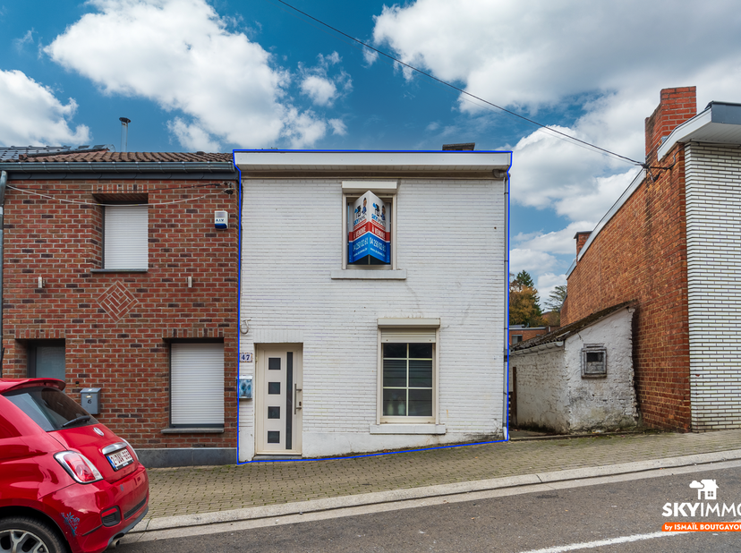 L’agence SKYIMMO vous présente cette maison à rénover située à Saint-Nicolas, dans une rue calme et proche de toutes les commodités : commerces, école