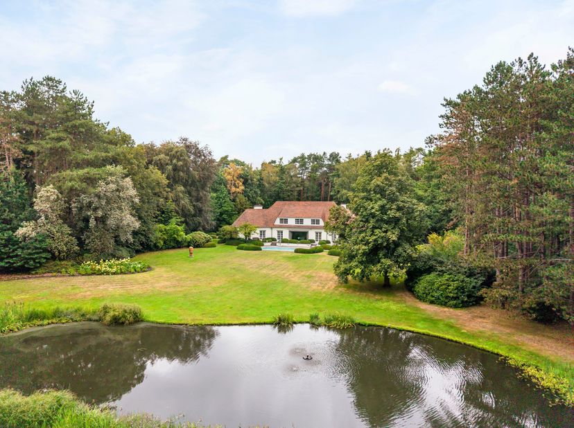 Welkom op Domein Krekelbeek, waar u in alle privacy geniet van dit landhuis op een groen domein van ruim 1,6 hectare. Via de oprijlaan en toegangspoor