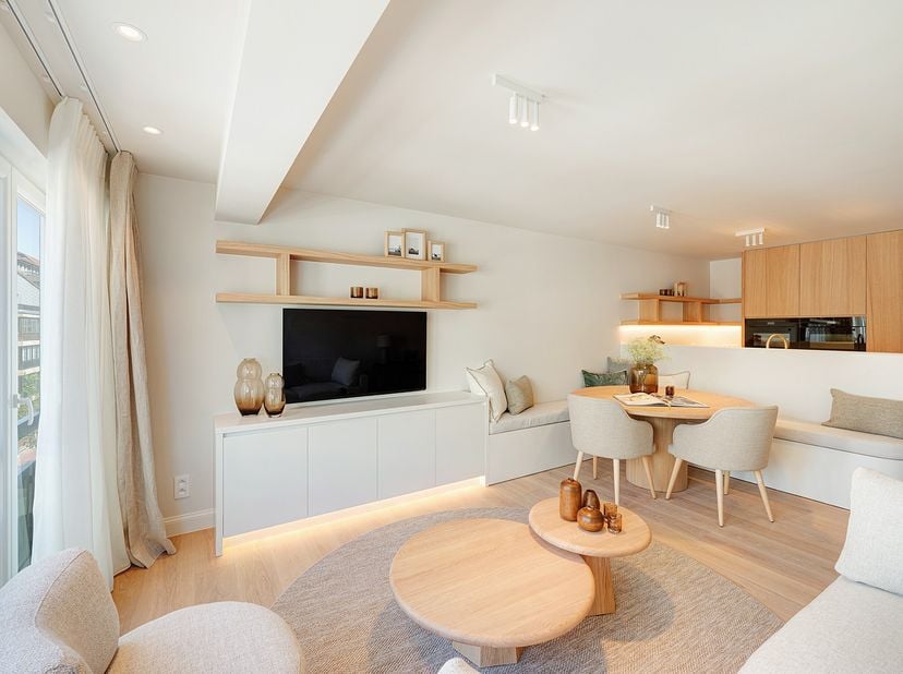 Appartement luxueusement rénové, idéalement situé à quelques pas de la place Lichttoren, des commerces et de la mer.<br />
Composition: hall d’entrée