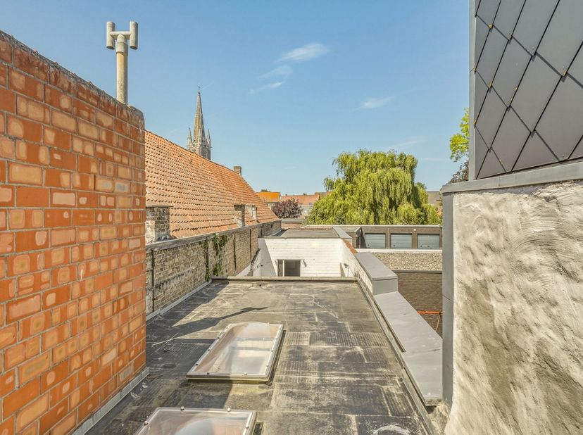 Centraal gelegen in het hart van Oudenburg vindt u dit veelzijdige handelspand met woonst op een perceel van 170 m². Dankzij de combinatie van commerc