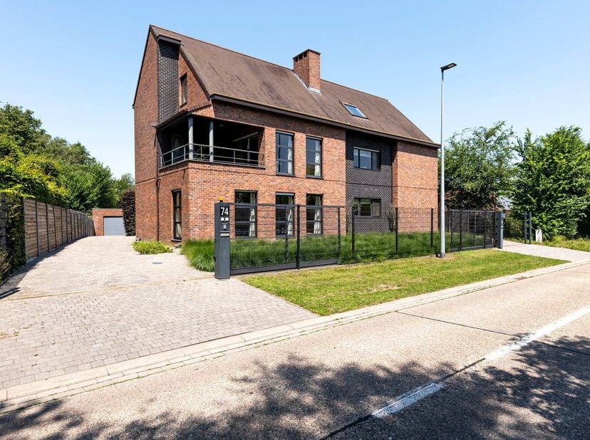 <br />
Ruime kangoeroewoning met twee volwaardige woonentiteiten op een perceel van ca. 3.116 m² in Beerse<br />
Op een rustige ligging, vlak bij het