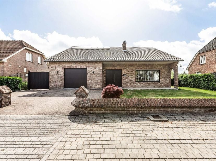 Vrijstaande en gerenoveerde woning te koop<br />
Deze verrassend ruime woning combineert comfortabel wonen met een uitstekende bereikbaarheid richting