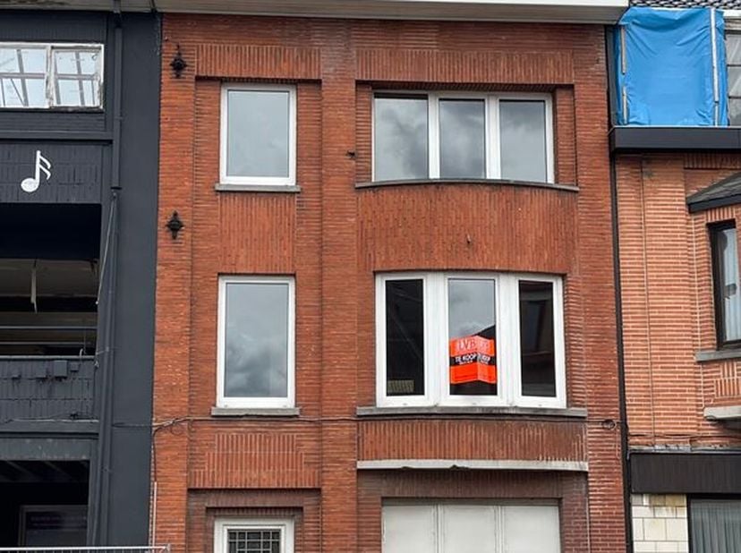 Centraal gelegen ruime woning aan de plaats van Bissegem.  De voormalige dokterswoning is aan renovatie toe.  Inkom, garage, grote tussenruimte, grote