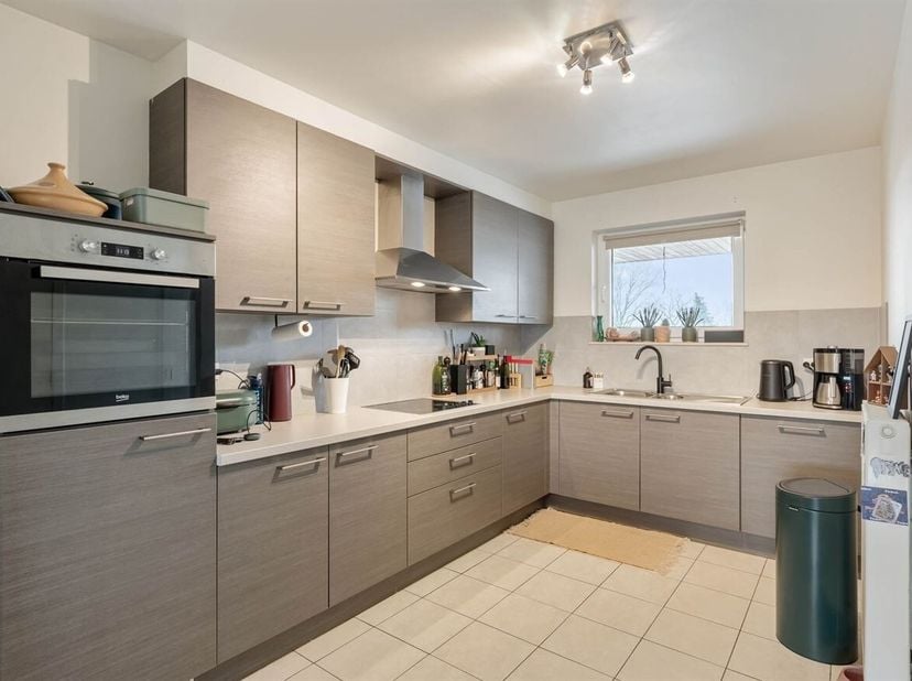 In residentie Graaf de Theux, bieden wij dit aangenaam en verzorgd duplex appartement gelegen op Suskaberg, vlak bij het centrum van Heusden. Dankzij