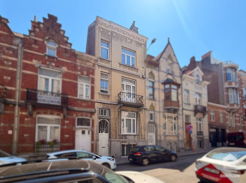 Elsene  Eengezinswoning met stadstuin te koop, ideaal gelegen in het hart van de gemeente Elsene.Op wandelafstand van het station van Etterbeek bevind