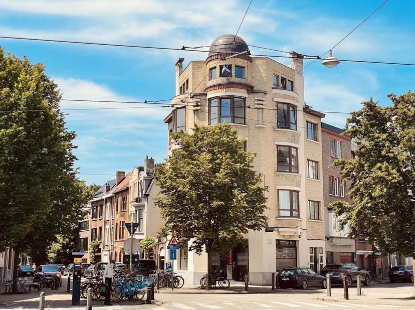 Dit stijlvolle appartement op de 2e verdieping is gelegen in de gegeerde Sportstraten, op wandelafstand van station Gent-Sint-Pieters en met een vlott