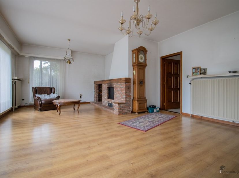 Te renoveren woning met 3 slaapkamers en gekoppelde garage op 613 m². <br />
Inkomhal met apart toilet. <br />
Woonkamer van 34 m² op laminaat. <br />
