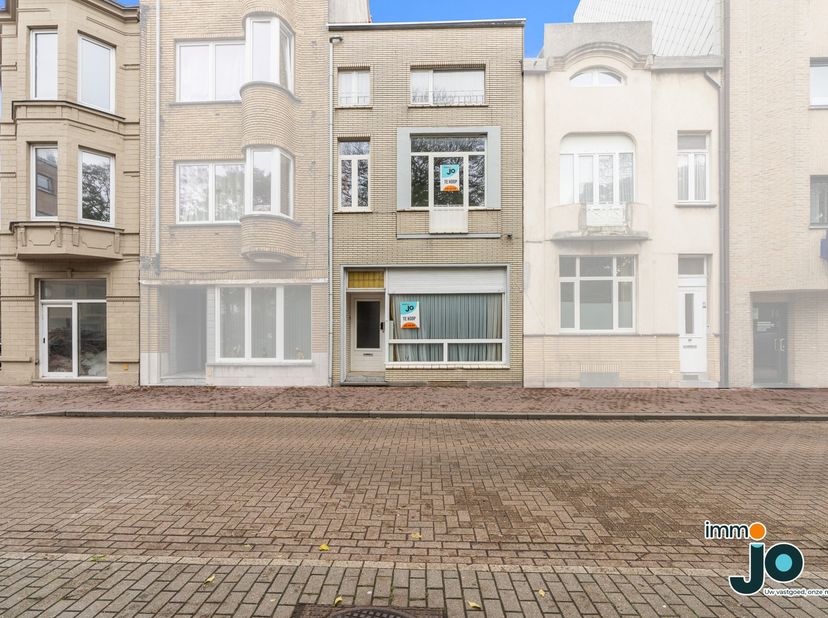 Deze charmante en instapklare gezinswoning is gelegen in het hart van Oostende, vlakbij een gezellig plein, scholen, winkels en het strand. Dankzij de