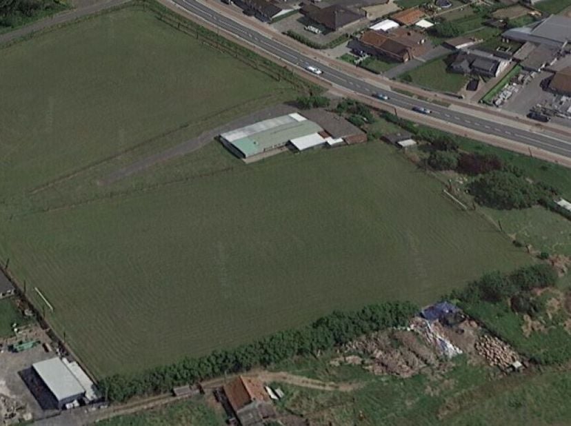 Ontdek deze unieke eigendom in het hart van Ardooie! Momenteel ingericht als sportgebouw, maar dankzij de ruime indeling en het perceel biedt het tal