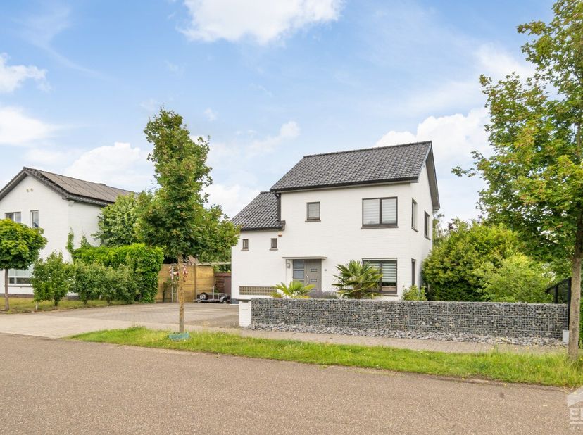 Deze ruime gezinswoning biedt alle comfort dankzij vier slaapkamers, twee badkamers, een garage, kelder en verschillende bergruimtes. Ook buiten is he