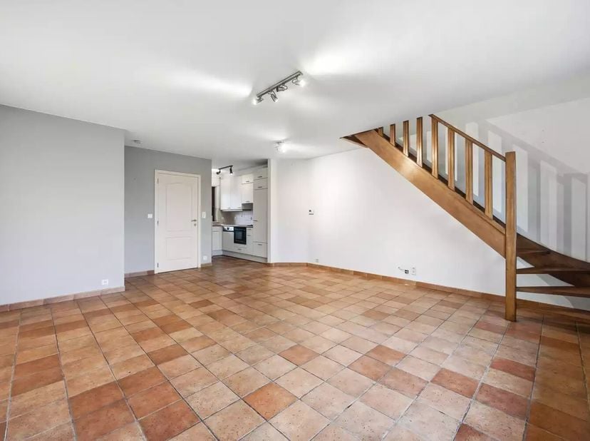 OPNIEUW BESCHIKBAAR VANWEGE NIET VERKRIJGEN KREDIET KOPER.<br />
Dit gezellige appartement biedt 89m² bewoonbare oppervlakte (waarde volgens EPC) en i