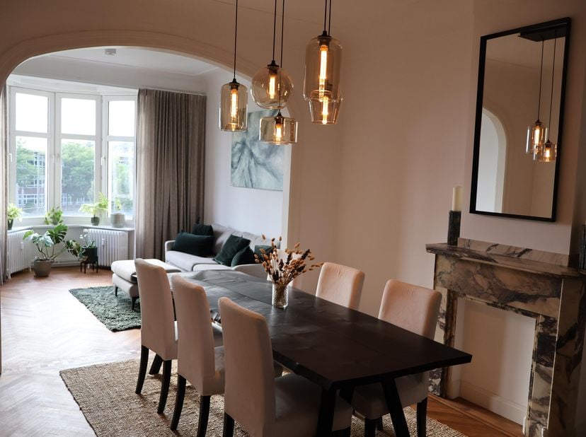 Lichtrijk en karaktervol gerenoveerd Art Deco-appartement met authentieke charme op toplocatie:<br />
<br />
Dit prachtig gerenoveerd instapklaar 3-sl