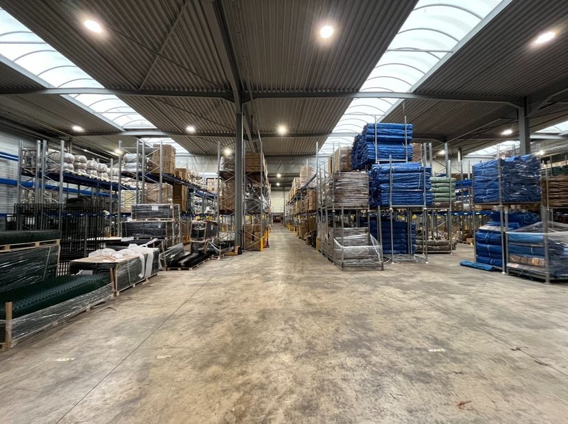 Dit logistiek gebouw van ca. 5.855 m², verdeeld over twee functionele delen, bevindt zich op een volledig omheind terrein van 11.293 m² binnen het gev
