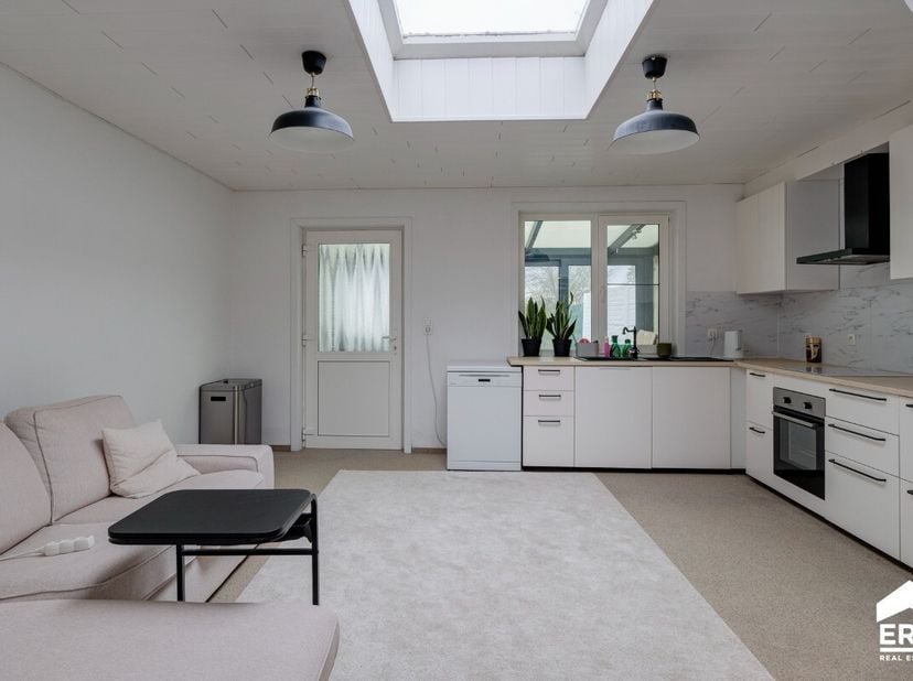 À vendre : maison fermée prête à emménager à Hasselt, idéalement située près du centre-ville. Cette charmante propriété de 1931 allie caractère et con