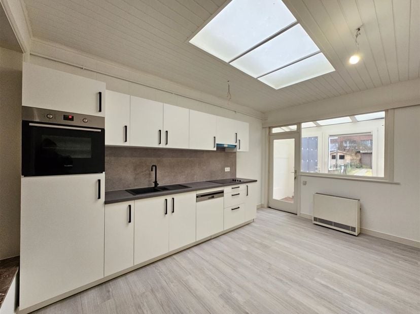 Woning met 3 à 4 slpks en tuin<br />
De woning is gelegen nabij het centrum van Sint-Niklaas, openbaar vervoer, winkels en scholen.<br />
De indelin