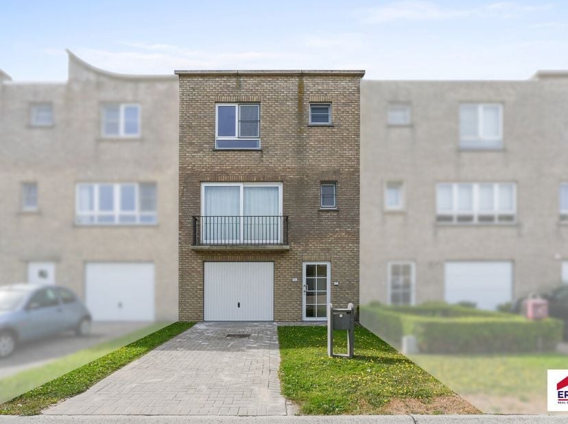Wenduine: Bel-étage woning te koop in een rustige buurt met open zicht op de velden en een inpandige garage!Deze prachtige woning met bouwjaar 2003 li