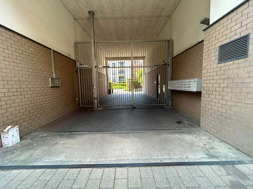 Deze autostaanplaats is uitstekend gelegen aan de Lange Sint-Annastraat, in het hart van de stad en op wandelafstand van het historisch centrum, winke