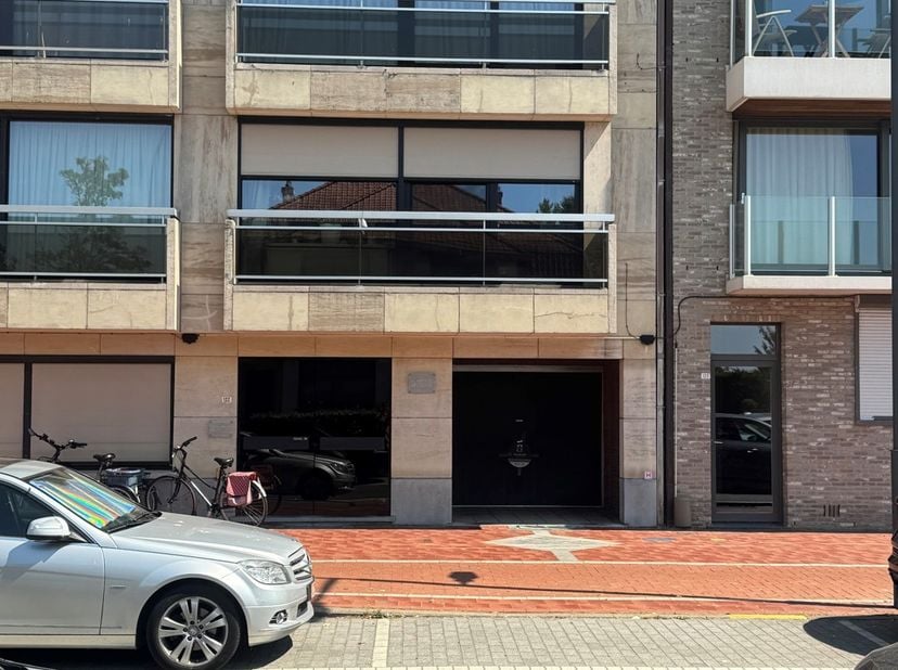 goed gelegen garagebox(nr 05) te huur - residentie Meerdal gelegen te Koningslaan 122<br />
huurprijs : 2400€ per jaar<br />
onmiddellijk beschikbaar