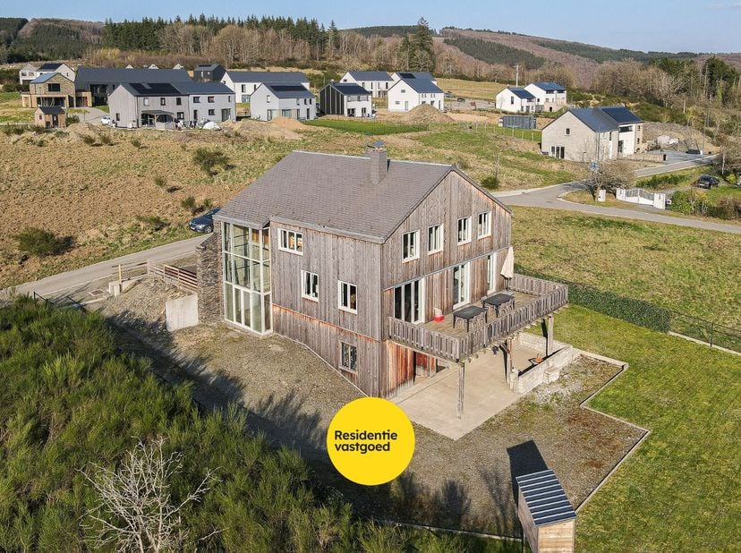Op een rustige, groene locatie in het charmante La Roche-en-Ardenne bevindt zich “Beaubois”, een alleenstaande woning op een prachtig perceel. Hier ge