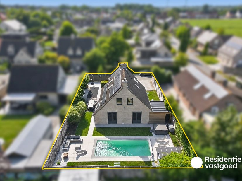 Deze ruime villa geniet van een rustige ligging in een doodlopende straat en combineert aangenaam wooncomfort met tal van praktische troeven. De wonin