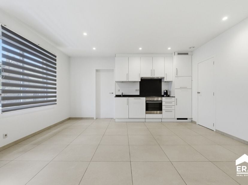 Te koop: recent, lichtrijk en energiezuinig appartement in het centrum van Roeselare, gelegen in een rustige doodlopende straat. Dit appartement, gebo