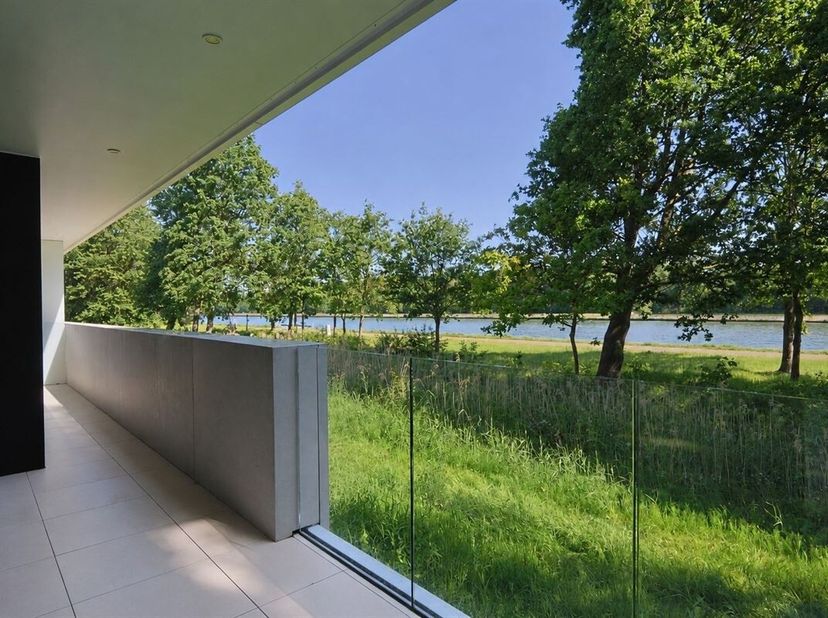 In het prestigieuze project Riva bevindt zich dit luxueuze en uitzonderlijk lichtrijke appartement van bouwjaar 2020, waar comfort, ruimte en architec