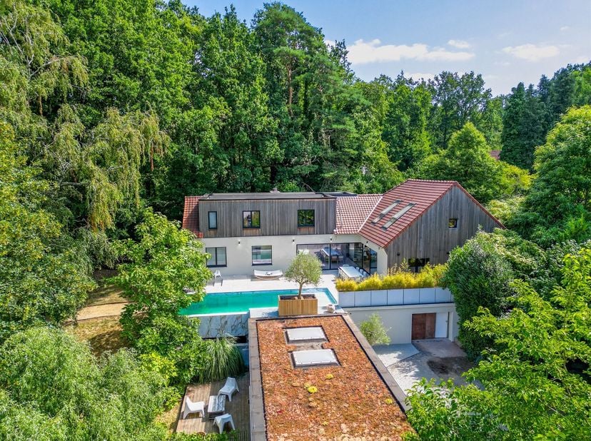 Property One biedt u deze prachtige villa aan, ideaal gelegen op een steenworp afstand van de Golf des Sept Fontaines, in een groene woonomgeving.<br