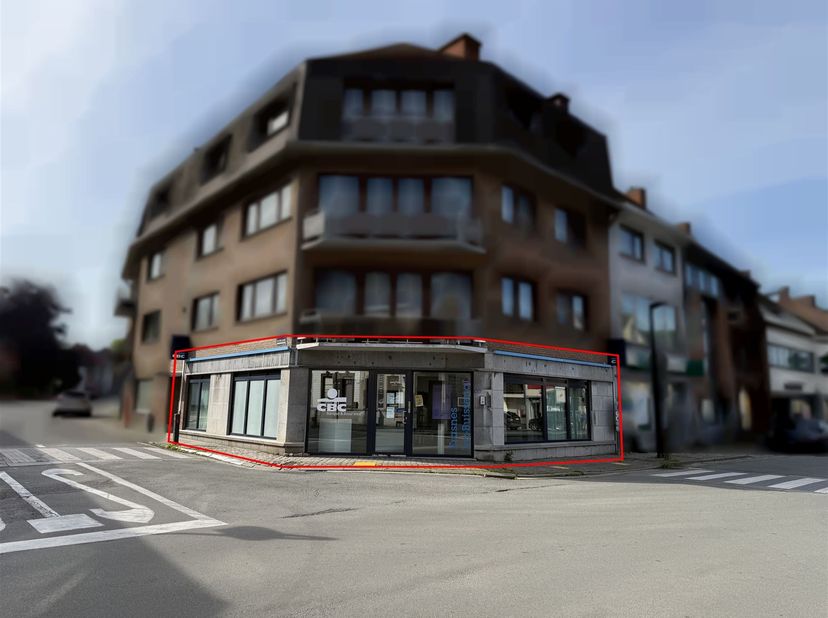 Zeer aantrekkelijk bedrijfspand dat momenteel wordt gebruikt door een bank met aangrenzende privéparkeerplaats voor 10 voertuigen, gelegen in het cent