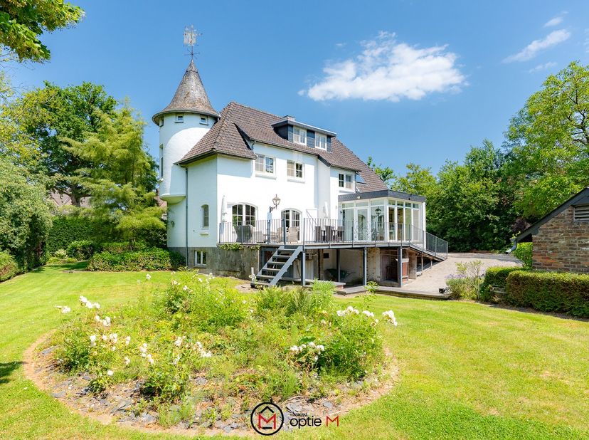 Welkom aan de Maastrichtersteenweg 269 in Hasselt.<br />
<br />
Unieke villa op een ruim perceel met parktuin nabij centrum Hasselt te koop.<br />
<br