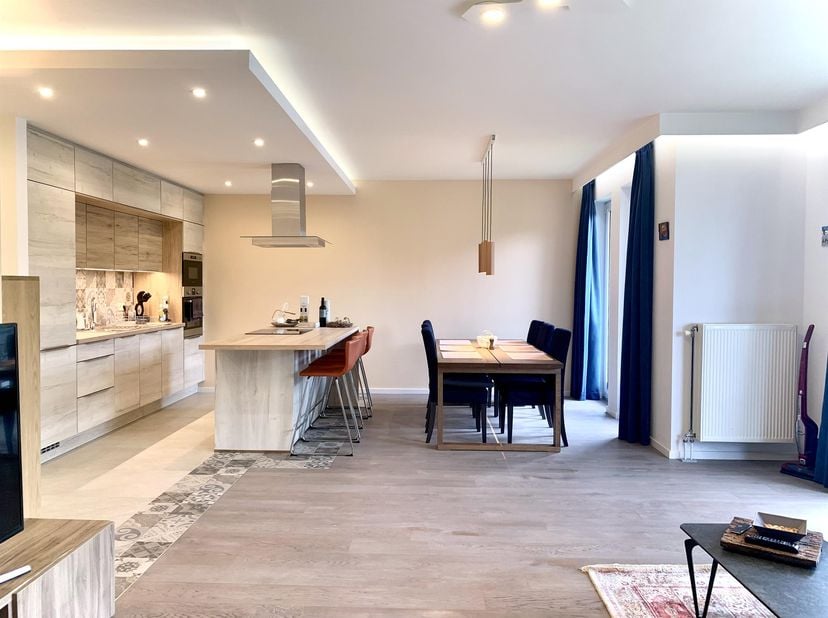 WOLUWE-SAINT-LAMBERT, vlakbij de NAVO en St-Luc: uitzonderlijk GEMEUBILEERD of ONGEMUBILEERD APPARTEMENT (1bed/1bad) van 70m2 met terras en parkeerpla