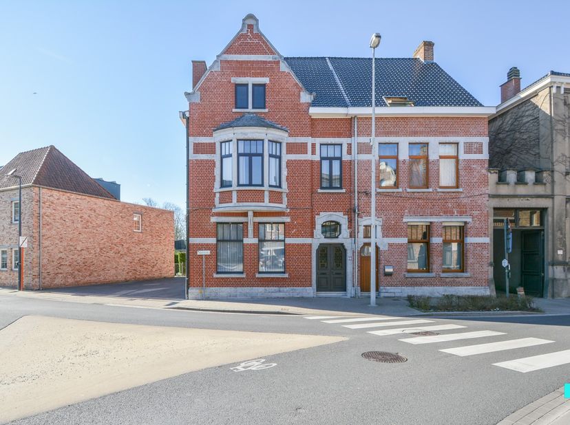Deze karaktervolle, aantrekkelijke halfopen bebouwing met inpandige garage&amp;nbsp;en drie slaapkamers (meerdere mogelijk) beschikt over een bewoonbare o