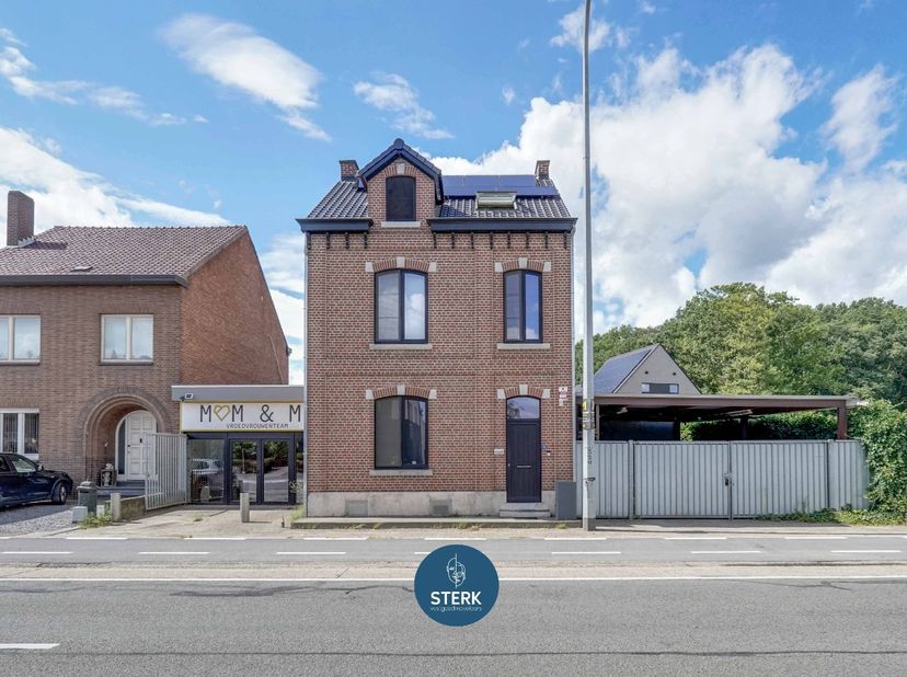 VEELZIJDIGE WONING MET HANDELSRUIMTE (448 m²) OP EEN ZICHTLOCATIE TE REKEM ! <br />
<br />
We vinden deze halfopen woning met een bewoonbare oppervlak
