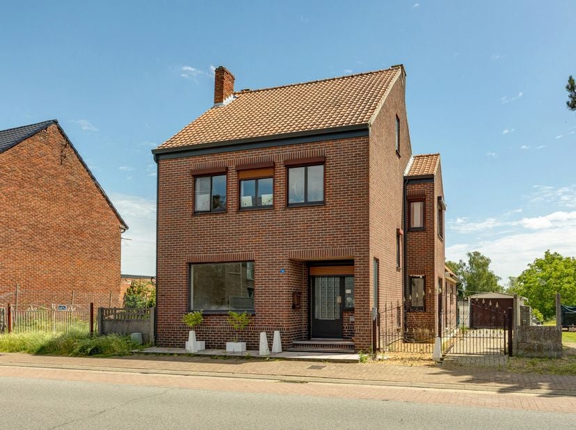 TE RENOVEREN GEZINSWONING MET 3 SLAAPKAMERS, RUIME LEEFRUIMTE, APARTE GARAGE OP EEN PERCEEL VAN MAAR LIEFST 10A39CA NET BUITEN HET CENTRUM VAN LANAKEN