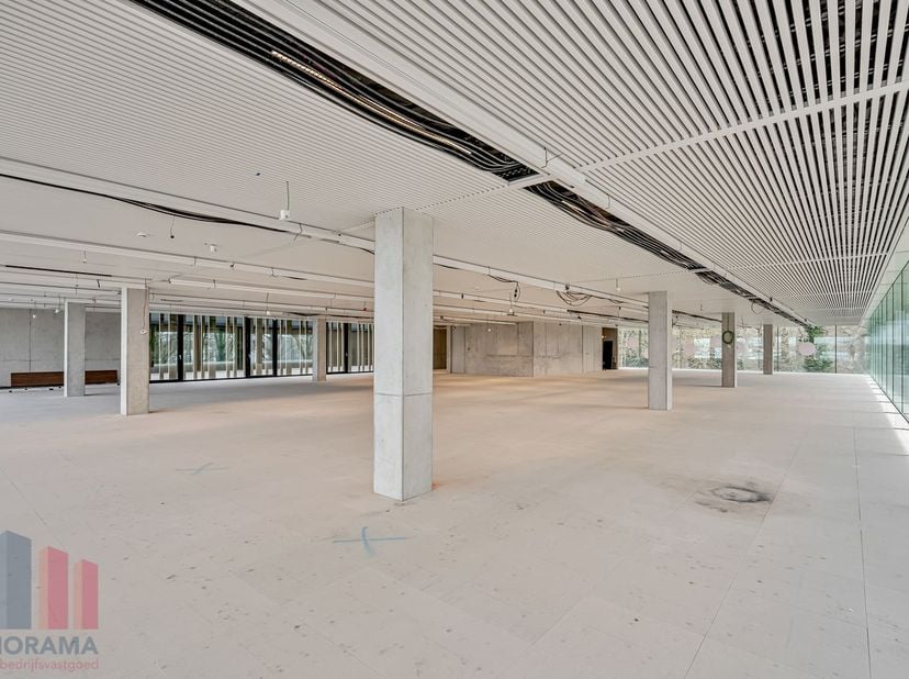 Bent u op zoek naar een unieke kantoorruimte op een toplocatie met onmiddellijke verbinding naar belangrijke snelwegen? Dan is deze kantoorruimte van