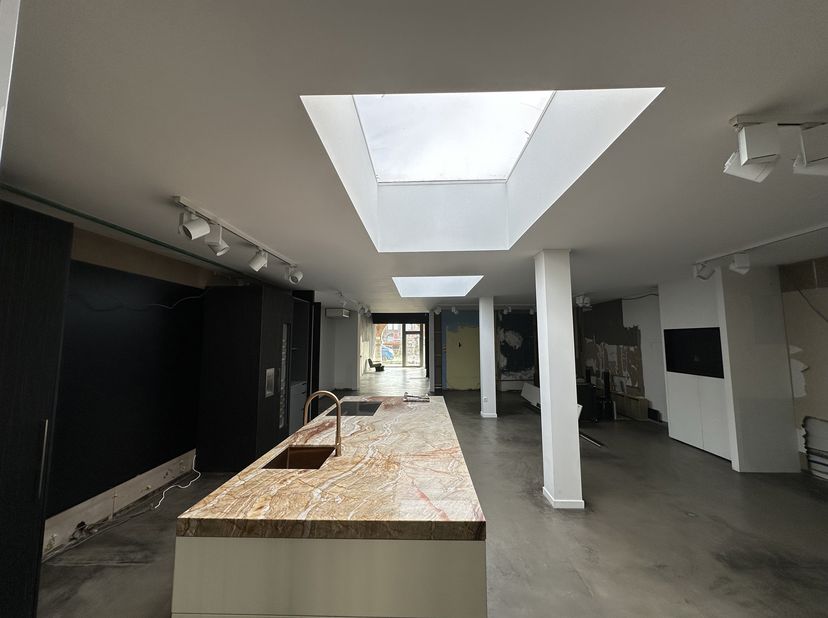Op zoek naar een opvallende vestigingsplaats voor uw onderneming in het hart van Schoten? Dit handelsgelijkvloers van ca. 215 m² kan precies zijn wat