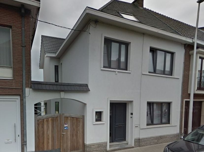PRACHTIGE WONING OP UITSTEKENDE LOCATIE -<br />
Deze halfopen bebouwing geniet van een rustige en centrale ligging, vlak bij winkels, scholen, openbaa