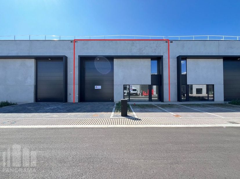 Fantastisch gelegen nieuwbouw&amp;nbsp;KMO-unit, met zeer vlotte bereikbaarheid. Deze casco unit bevindt zich op een strategische locatie, op slechts 2,5
