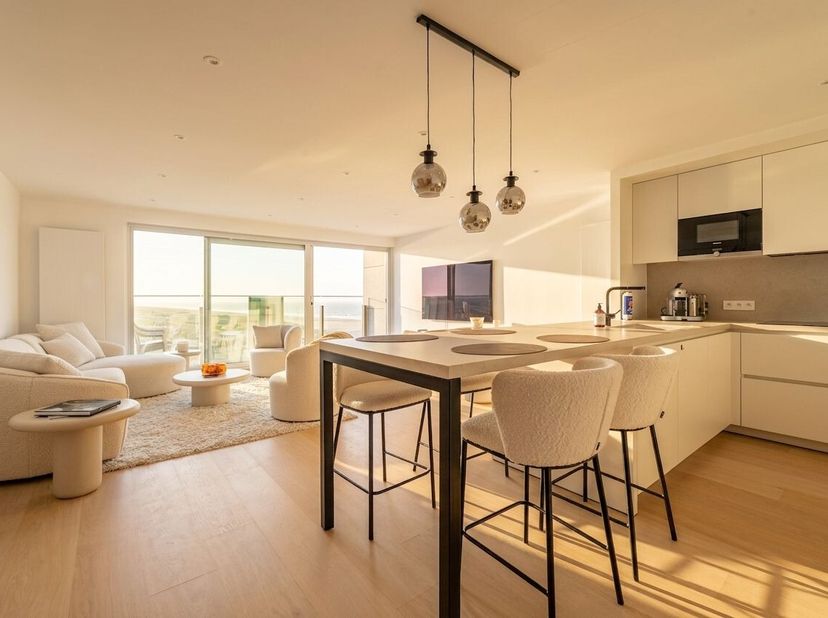 À un emplacement dexception, à langle de la digue et du port de plaisance de Blankenberge, se trouve cet appartement rénové avec style et intemporalit