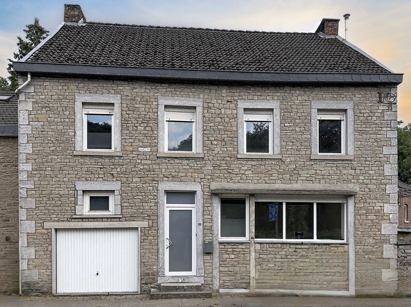 We Invest Ourthe-Amblève vous présente une belle maison en pierre du pays située à Trooz. Elle se compose, au rez-de-chaussée d'un grand séjour de 35m