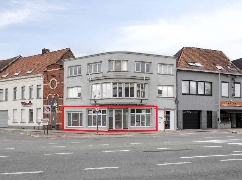 Ce bâtiment polyvalent d'environ 120 m², précédemment utilisé comme cabinet de physiothérapie, est situé dans une rue facilement accessible de Courtra