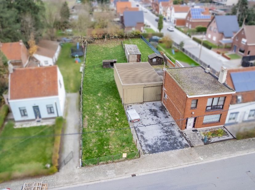 LiggingIn de rustige Leegstraat 71 te Zelzate treffen we deze stevig gebouwde halfopen woning op een riant perceel van 1.162 m². De woning combineert