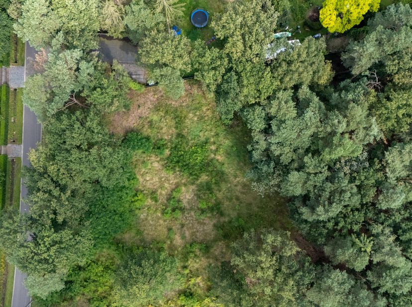 Terrain à bâtir calme pour une construction ouverte sur une parcelle de 4 328 m². Ce terrain offre la combinaison parfaite entre tranquillité et acces