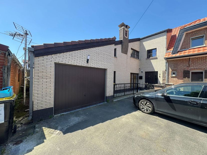 REF - 974 - HENSIES -7350 - Belle villa située dans une impasse<br />
<br />
- Hall, Séjour et Cuisine dinatoire avec Feu, Salle de Bains complétée d'