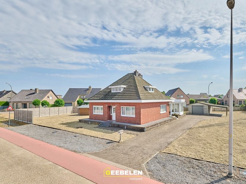 Centraal en rustig gelegen woning met 3 slaapkamers en 1 badkamer.<br />
1&amp;nbsp;slaapkamer en de badkamer bevinden zich op de gelijkvloerse verdieping