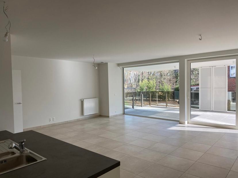 Luxueus recent (2022) appartement tegenover het park van Zaventem en op 5 min. van het treinstation.<br />
<br />
Inkom, berging, WC, zeer ruime (53 m